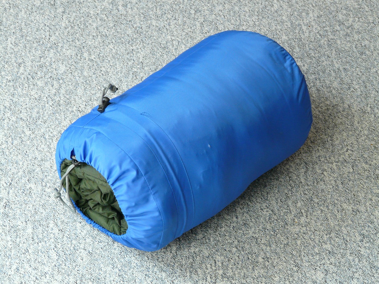 Ein kleines Packmaß und geringes Gewicht ist bei einem Sommerschlafsack besonders wichitg, wenn man eine längere Tour starten möchte.